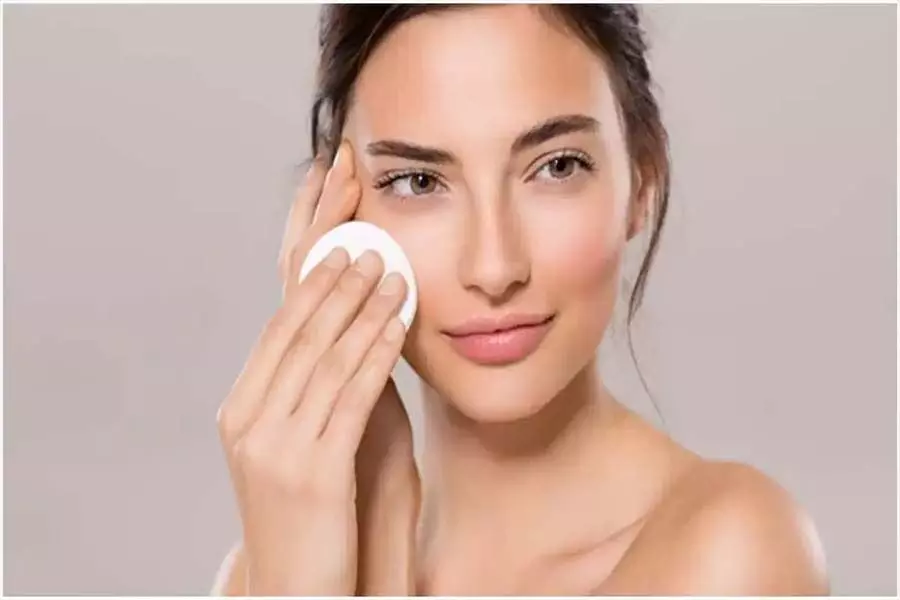 Skin Care: ग्लोइंग और हाइड्रेट स्किन पाने के लिए घर पर बनाएं टोनर