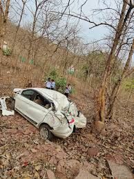 Damoh : तीर्थ क्षेत्र कुंडलपुर में  बड़ा हादसा पार्किंग स्थल पर खड़ी कार 400 फीट ऊंचे पहाड़ से नीचे  गिरी