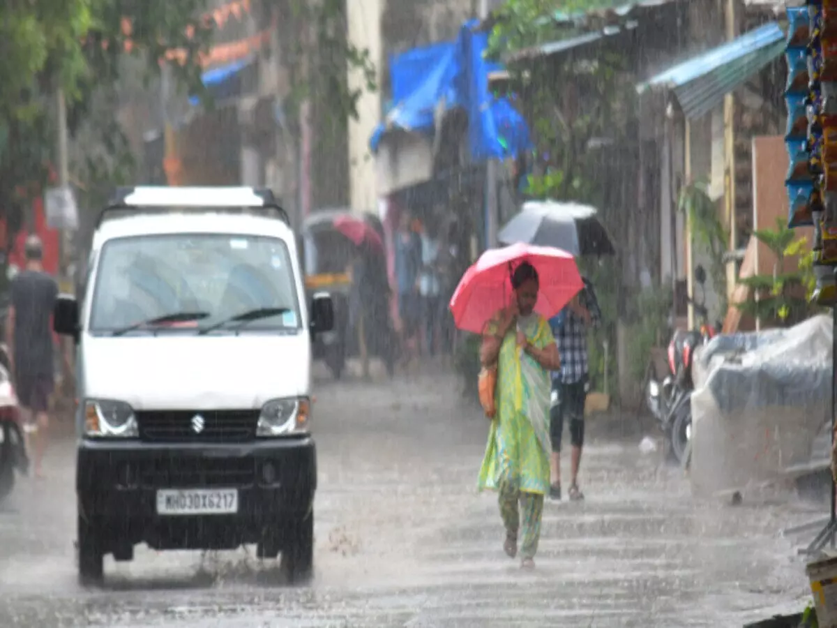 Monsoon in Mumbai: मुंबई में हो रही झमाझम बारिश पंहुचा मानसून