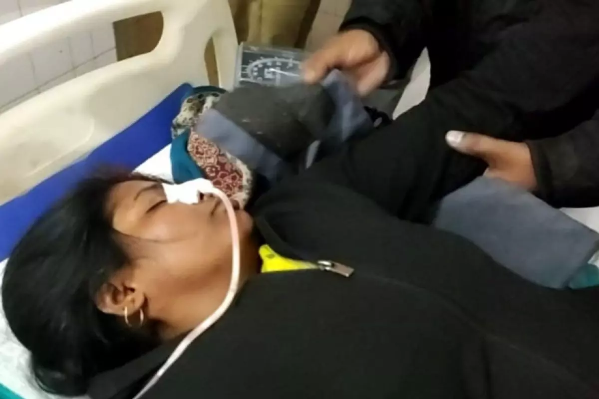 DM office after consuming poison: गैंगरेप से पीड़ित युवती जहर खाकर डीएम कार्यालय पहुंची