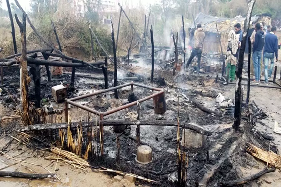 Himachal Pradesh : झुग्गियों में लगी आग, 2 दर्जन झोपड़ियां तबाह