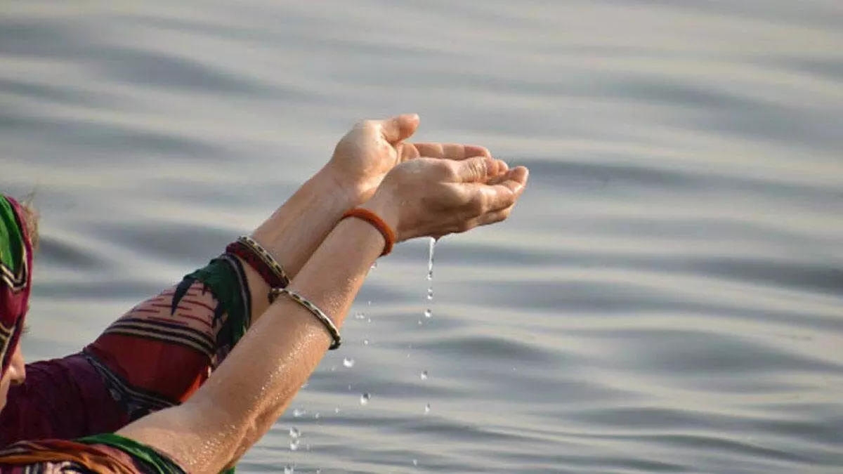 Ganga water remedies : गंगा जल के इन उपायों से दूर होगा तनाव