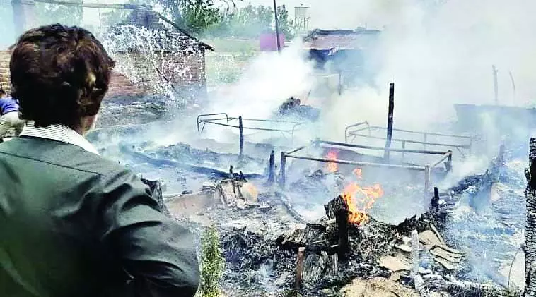 Pandoga में आग लगने से चार झुग्गियां राख