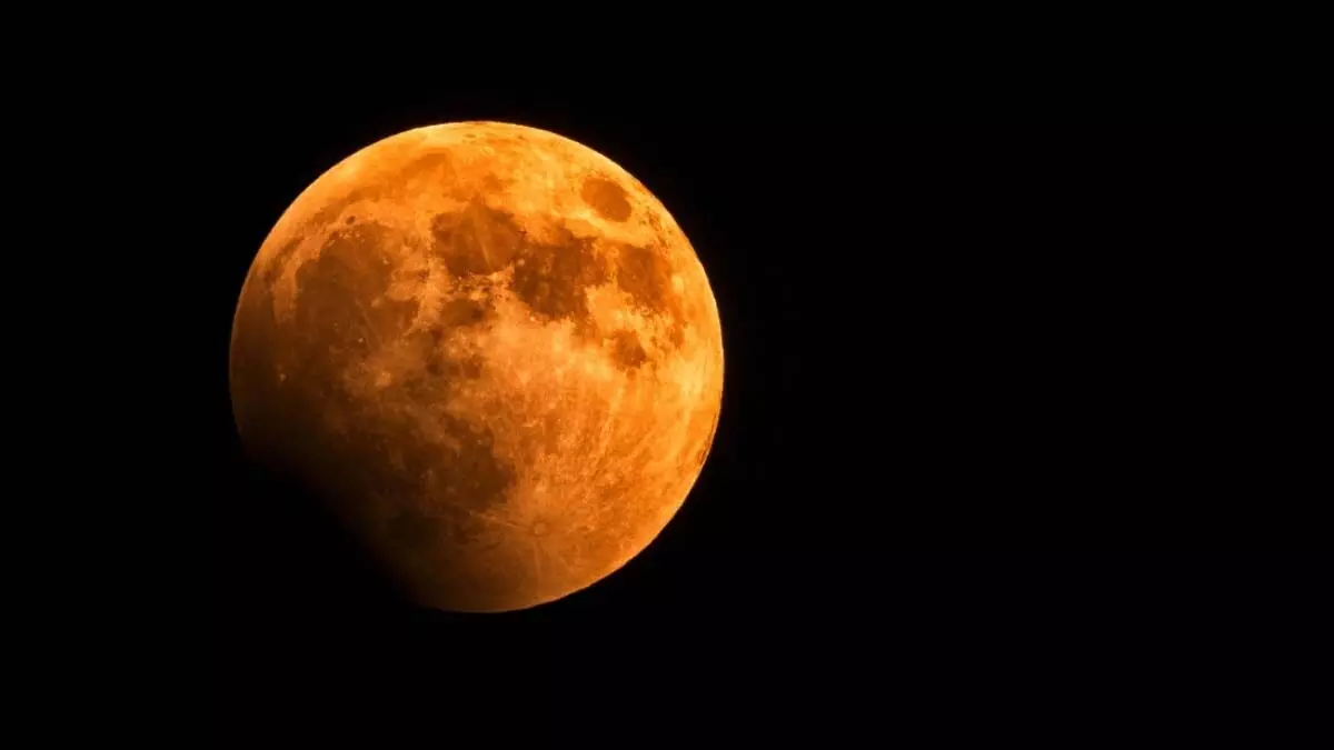 Moon is the second densest: सौरमंडल में चंद्रमा दूसरा सबसे घना है प्राकृतिक उपग्रह