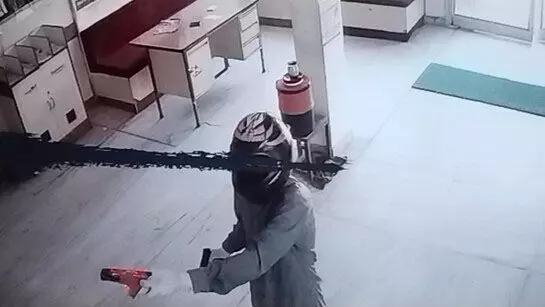 Bank robbery in broad daylight: दिनदहाड़े बैंक में हुई चोरी बंदूक दिखाकर लूटे 15 लाख रुपए