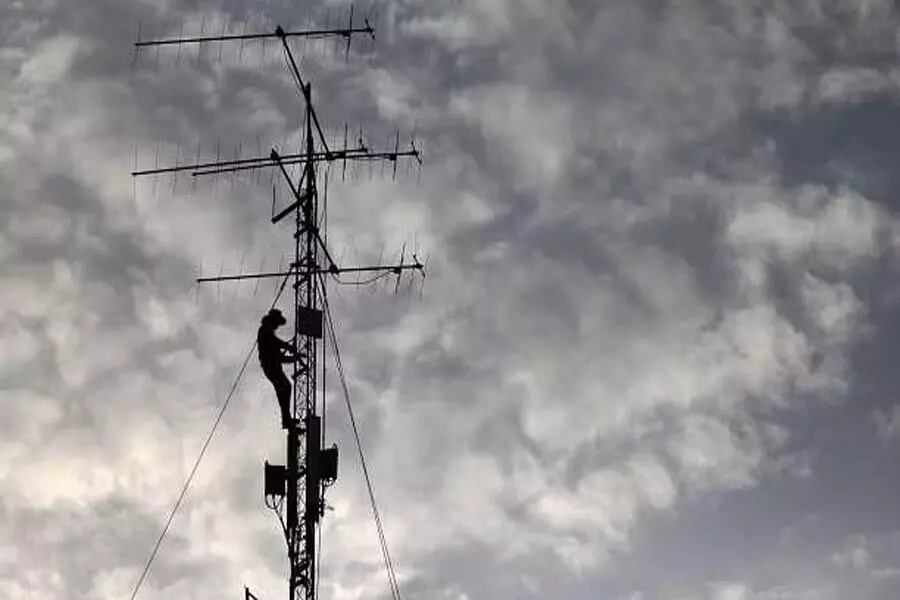 Chandigarh में मोबाइल टावर पर चढ़ा व्यक्ति, जानें मामला
