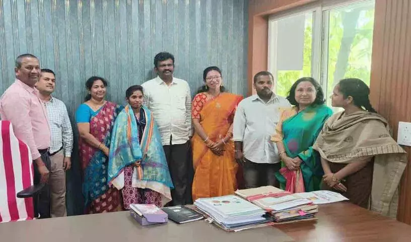 Telangana : शिक्षा विभाग के निदेशक ने रैंकर को सम्मानित किया