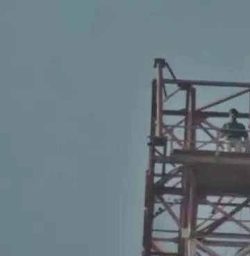 Punjab :  चंडीगढ़ मोबाइल टावर पर चढ़ा व्यक्ति जमीन विवाद पर पंजाब के सीएम से मुलाकात की मांग