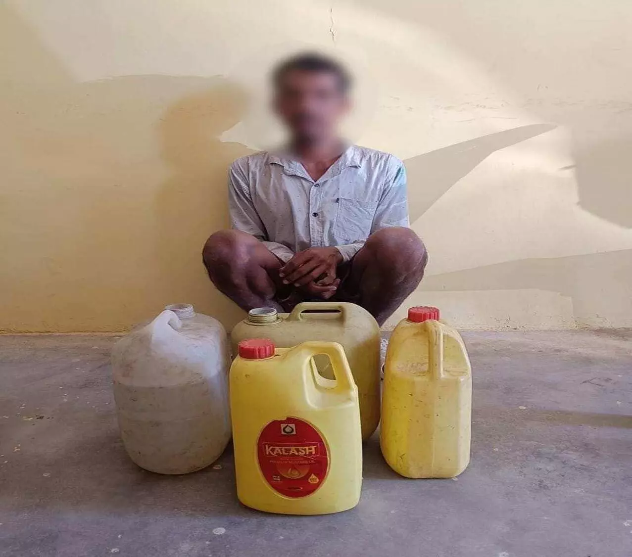 Excise Department की कार्रवाई, 30.50 लीटर महुआ शराब जब्त