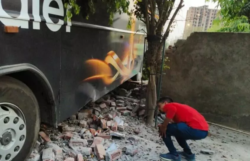 Big Breaking: सोसायटी दीवार तोड़कर बेकाबू बस अंदर घुसी, देखें VIDEO...