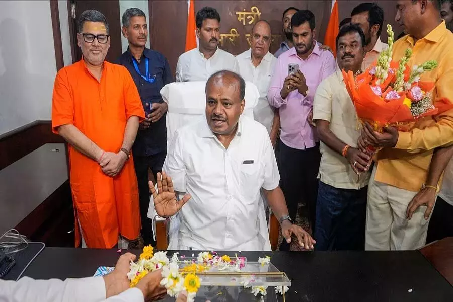 Karnataka के पूर्व मुख्यमंत्री कुमारस्वामी ने भारी उद्योग मंत्री का पदभार संभाला