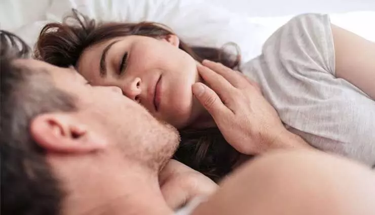 relationship: में प्रतिबद्धता साथी को सुरक्षित और प्यार महसूस कराने के 11 तरीके