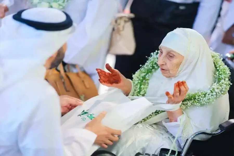 Saudi Arab: 130 वर्षीय अल्जीरियाई महिला का हज करने के लिए पहुंचने पर गर्मजोशी से स्वागत किया