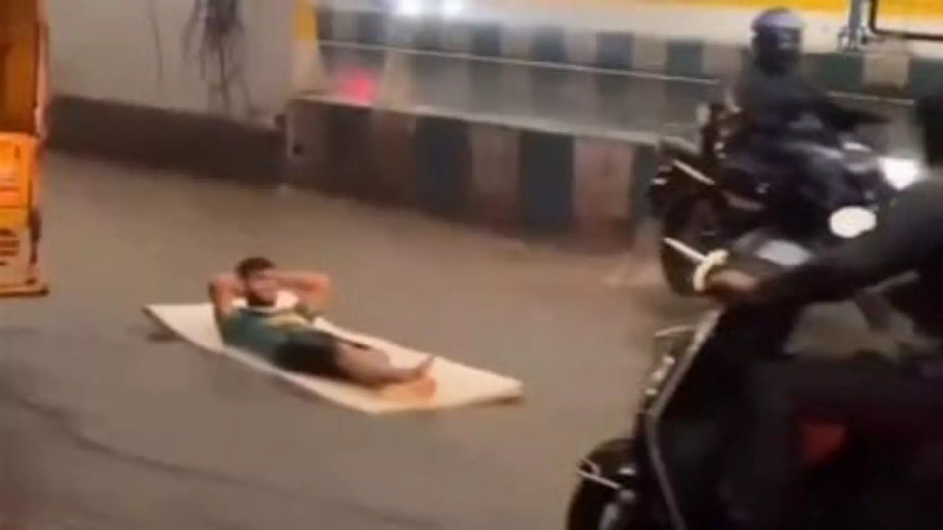 Viral Video: पानी से भरी सड़क पर मजे से सर्फिंग करने लगा शख्स