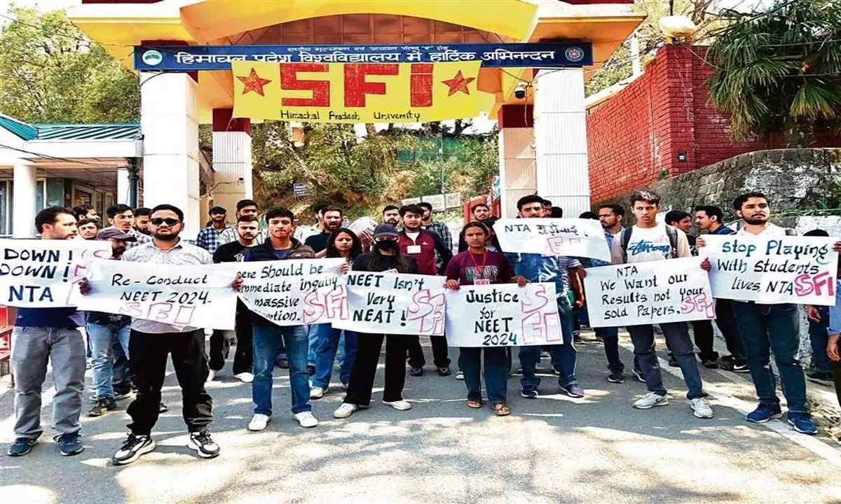 Himachal News: छात्र संगठनों ने किया विरोध प्रदर्शन, न्यायिक जांच की मांग
