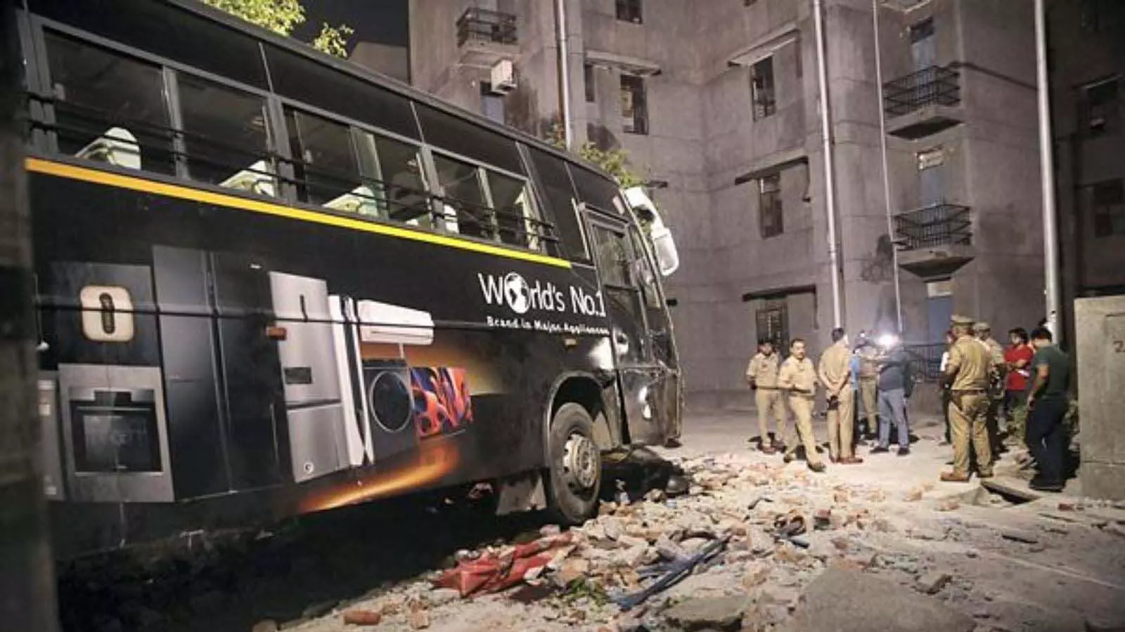 High speed bus: तेज रफ्तार बस दीवार को तोड़ते हुए सोसायटी में घुसी