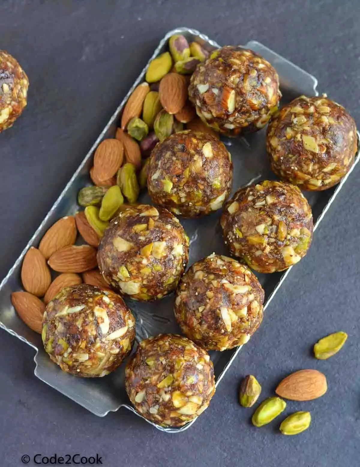 Dry Fruits Laddu: एनर्जी और ताकत से भर देता है ड्राई फ्रूट्स और गोंद का लड्डू, आसान रेसिपी