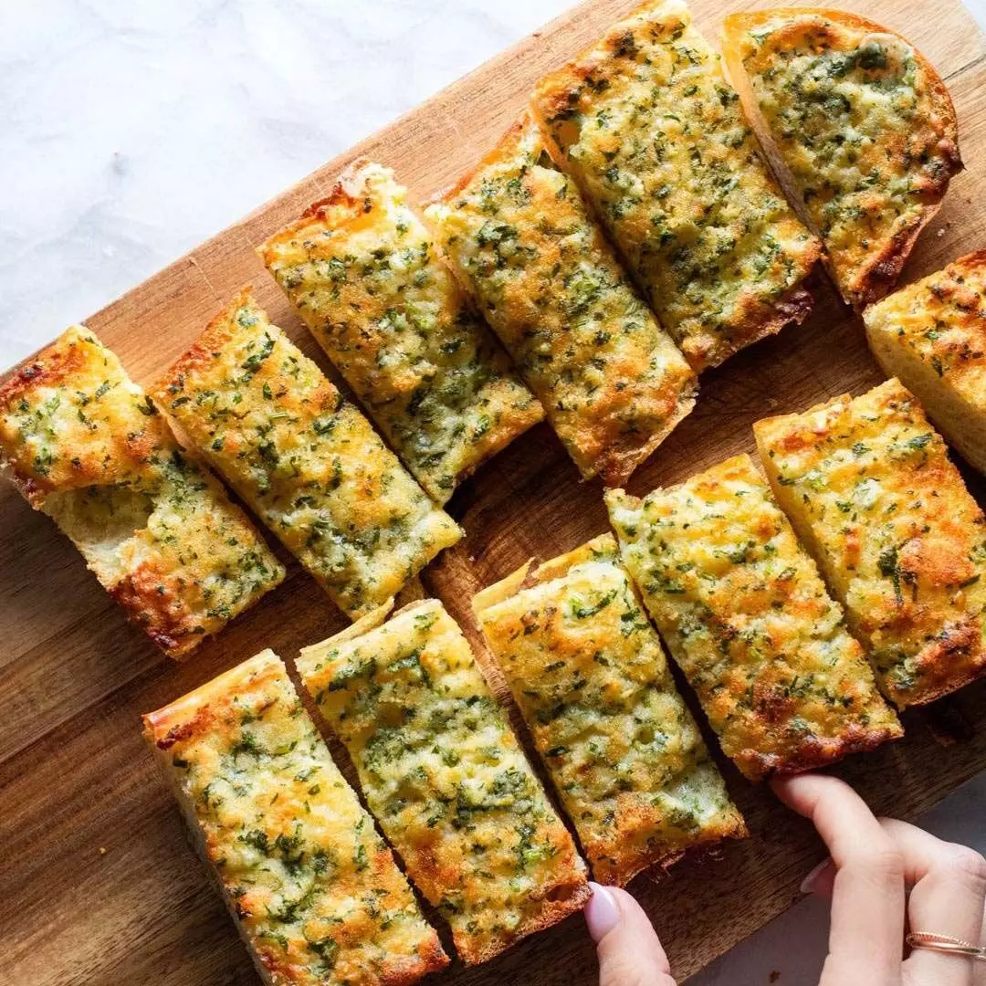 garlic bread:  बिना ओवन, घर पर बनेगी रेस्तरां में मिलने वाली गार्लिक ब्रेड, आसान सी रेसिपी मिनटों में तैयार