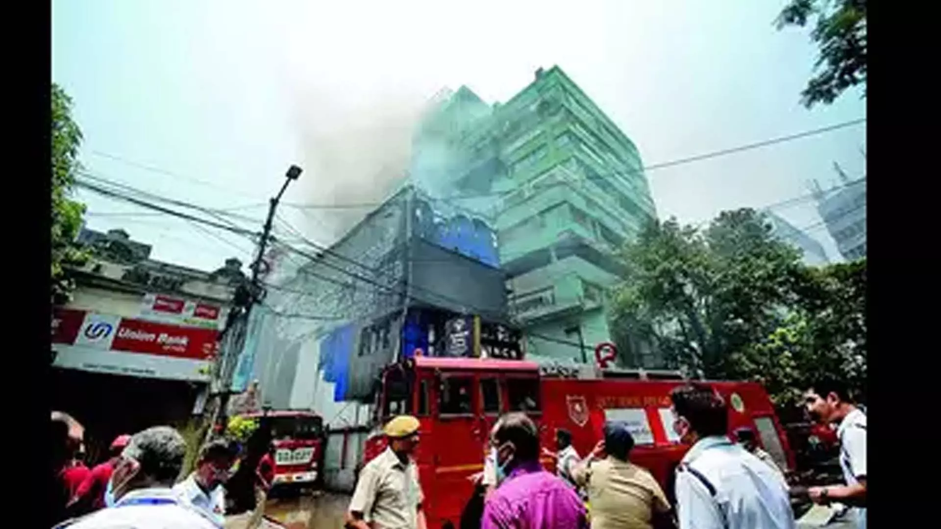 Kolkata News: कोलकाता कैमक स्ट्रीट-पार्क स्ट्रीट क्रॉसिंग पर स्थित प्रतिष्ठान में आग लग गई