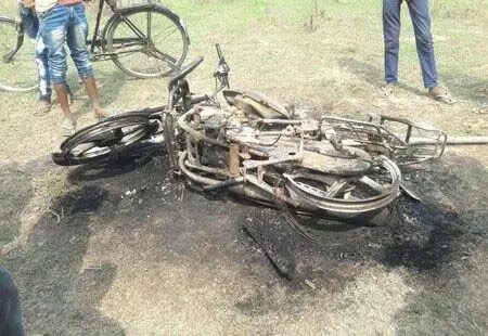 Bikes tank blasted: शॉर्ट सर्किट से निकली चिंगारी बाइक के टंकी पर गिरने से हुई ब्लास्ट