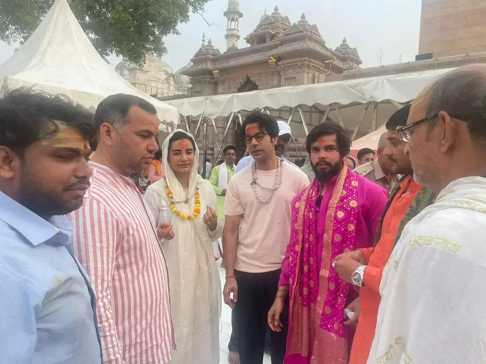 Varanasi : पत्नी पत्रलेखा संग राजकुमार राव काशी विश्वनाथ में पूजन करलिया आशीर्वाद
