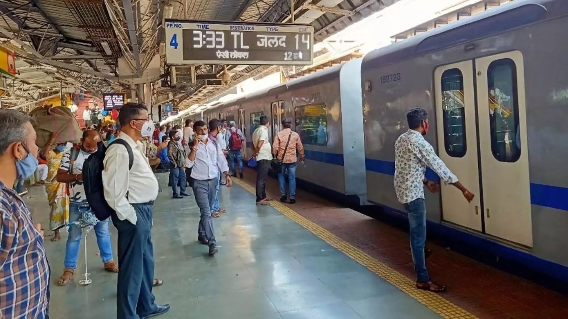 Mumbai: मध्य रेलवे ने ट्रैक पर अतिक्रमण करने वालों को हतोत्साहित करने के लिए लाल सुरक्षा बॉक्स लगाए