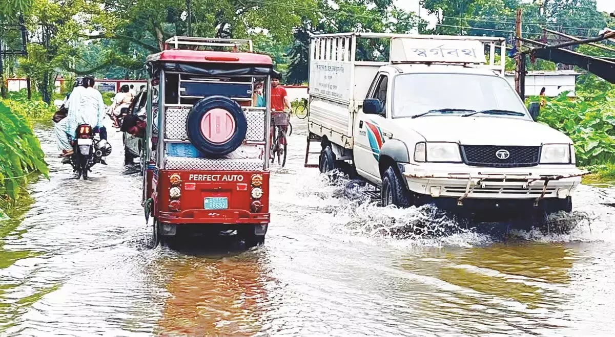 ASSAM NEWS : नालियों की कमी के कारण बजाली जिले के पाठशाला स्टेशन रोड पर जलभराव