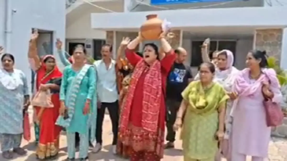 Dehradun : पानी की कमी से दून में लोगो ने जल संस्थान के दफ्तर पहुंच किया प्रदर्शन