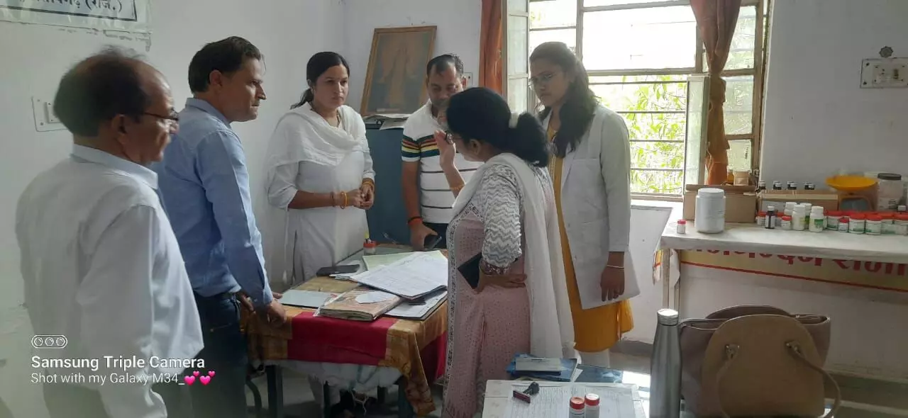 pratapgarh  : जिला कलेक्टर ने किया आयुर्वेदिक चिकित्सालय का निरीक्षण