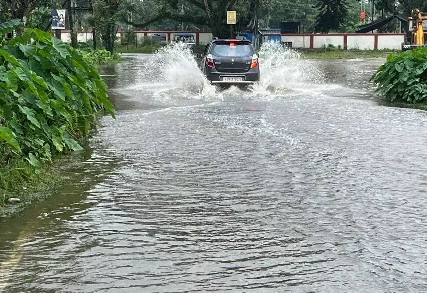 ASSAM NEWS : नालियों की कमी के कारण पाठशाला रेलवे स्टेशन रोड पर जलभराव