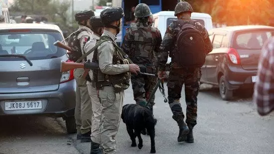 Kashmir: और आतंकवादी छिपे हो सकते हैं, पुलिस ने कहा