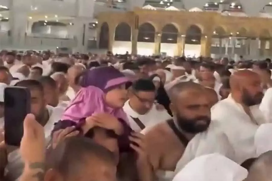 Makkah: मक्का की ग्रैंड मस्जिद में एशियाई लड़की ने की तवाफ़ की प्रार्थना