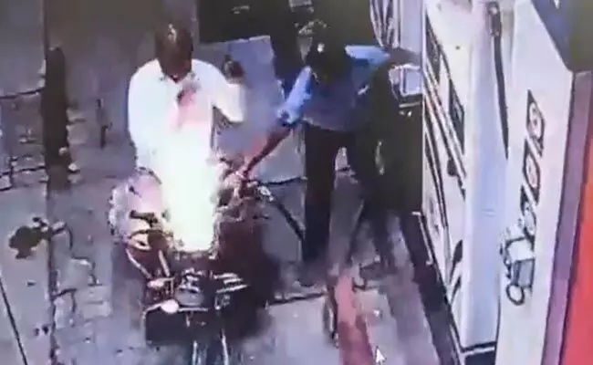 Maharashtra: के बाइकर की गाड़ी पेट्रोल पंप पर लगी आग