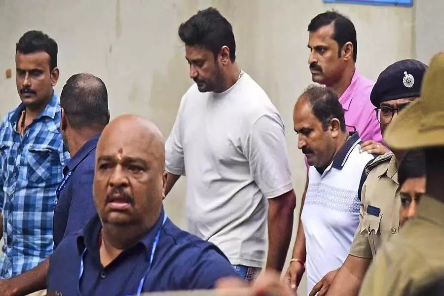 Bengaluru: कन्नड़ स्टार दर्शन ने हत्या का आरोप अपने ऊपर लेने के लिए दो आरोपियों को 5-5 लाख रुपए दिए