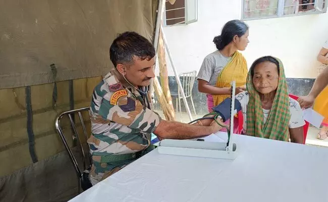 Assam Rifles: आंतरिक रूप से विस्थापित लोगों के लिए चिकित्सा शिविर का किया आयोजन ,