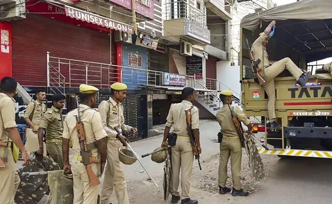 Noida: में अतिक्रमण विरोधी अभियान के दौरान सरकारी अधिकारियों पर हमला