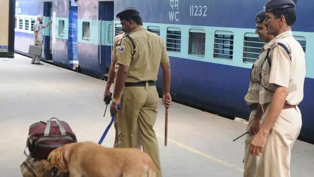 Madhya Pradesh News; Corpses inside trains: इंदौर-ऋषिकेश दो ट्रेनों के अंदर लड़की मिली लाश