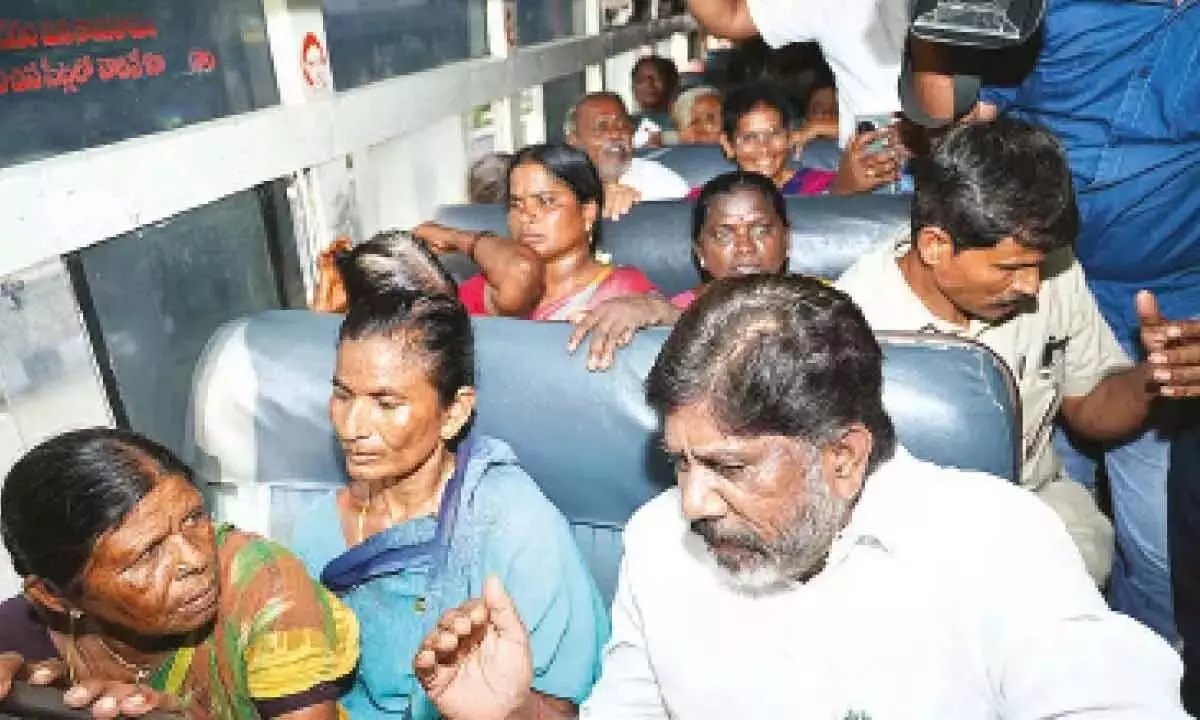 Telangana News: उपमुख्यमंत्री भट्टी ने पल्ले वेलुगु बस से यात्रा की