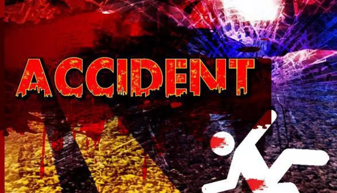 Jhansi: झांसी-कानपुर हाईवे पर बेकाबू स्लीपर बस खाई में गिरी, 24 लोग हुए घायल