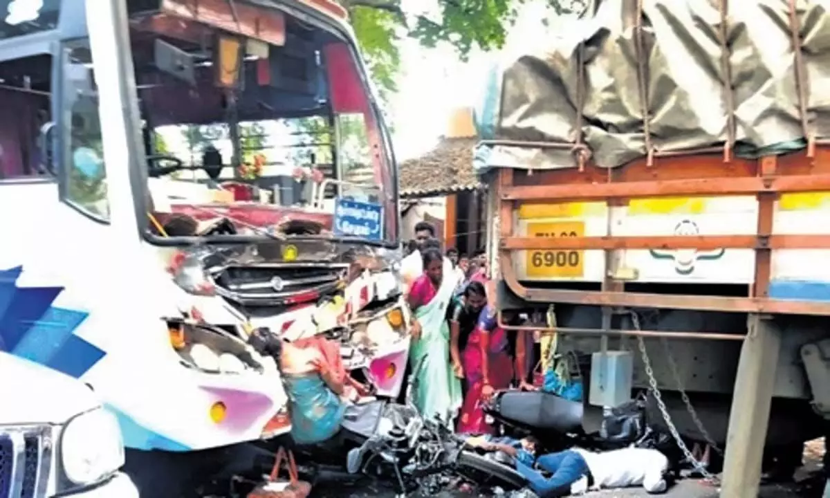 Tamil Nadu News: सलेम में बस और बाइकों की टक्कर में दो बच्चों समेत पांच की मौत