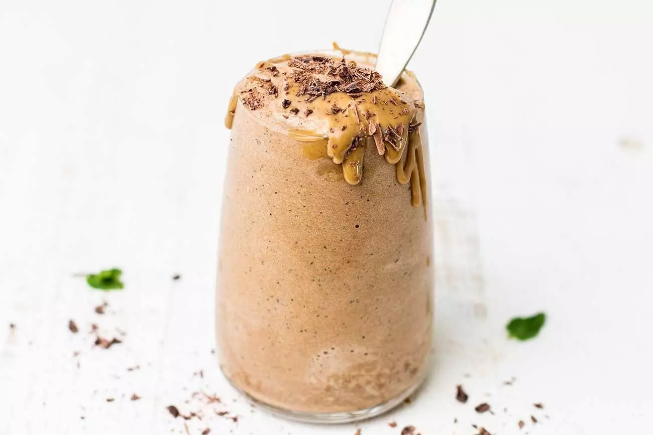 Peanut Butter Smoothie : चिलचिलाती गर्मी में ट्राई करें चॉकलेट एण्ड पीनट बटर स्मूदी