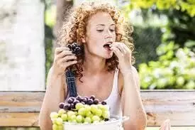 Eating Grapes: अंगूर खाने से आपको मिल सकते हैं कई सारे फायदे जाने कैसे