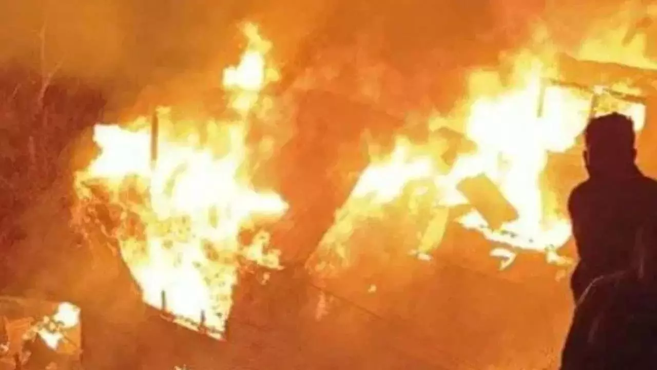 Ghaziabad: मकान में आग लगने से पांच लोगों की मौत, दो घायल