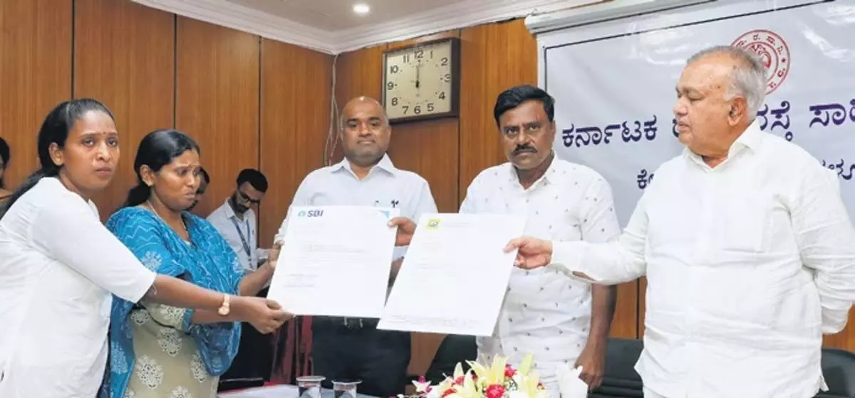 Karnataka: मंत्री ने केएसआरटीसी के चार कर्मचारियों के परिजनों को एक-एक करोड़ रुपये दिए