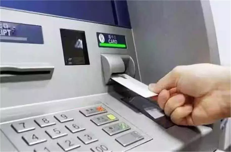 Bussiness: ATM से पैसे निकालने पर देना होगा अधिक चार्ज, ऑपरेटरों ने RBI से की फीस बढ़ाने मांग