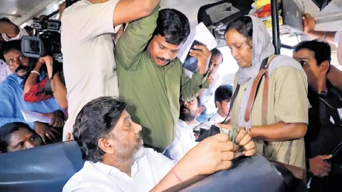 Telangana News: उपमुख्यमंत्री भट्टी ने बस में सफर किया, यात्रियों से बातचीत की