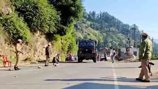 kashmir: बीएसएफ ने जम्मू-कश्मीर के कुपवाड़ा में हथियार, गोला-बारूद और विस्फोटक जब्त किए
