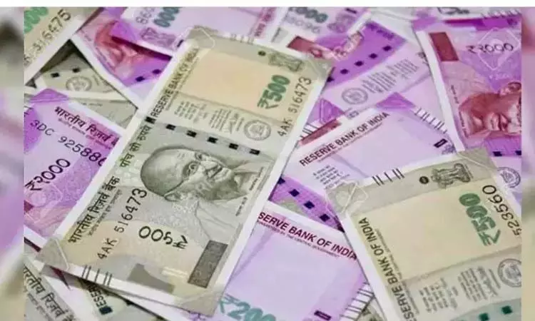 MUMBAI: अमेरिकी डॉलर के मुकाबले रुपया 7 पैसे गिरकर 83.55 पर बंद हुआ