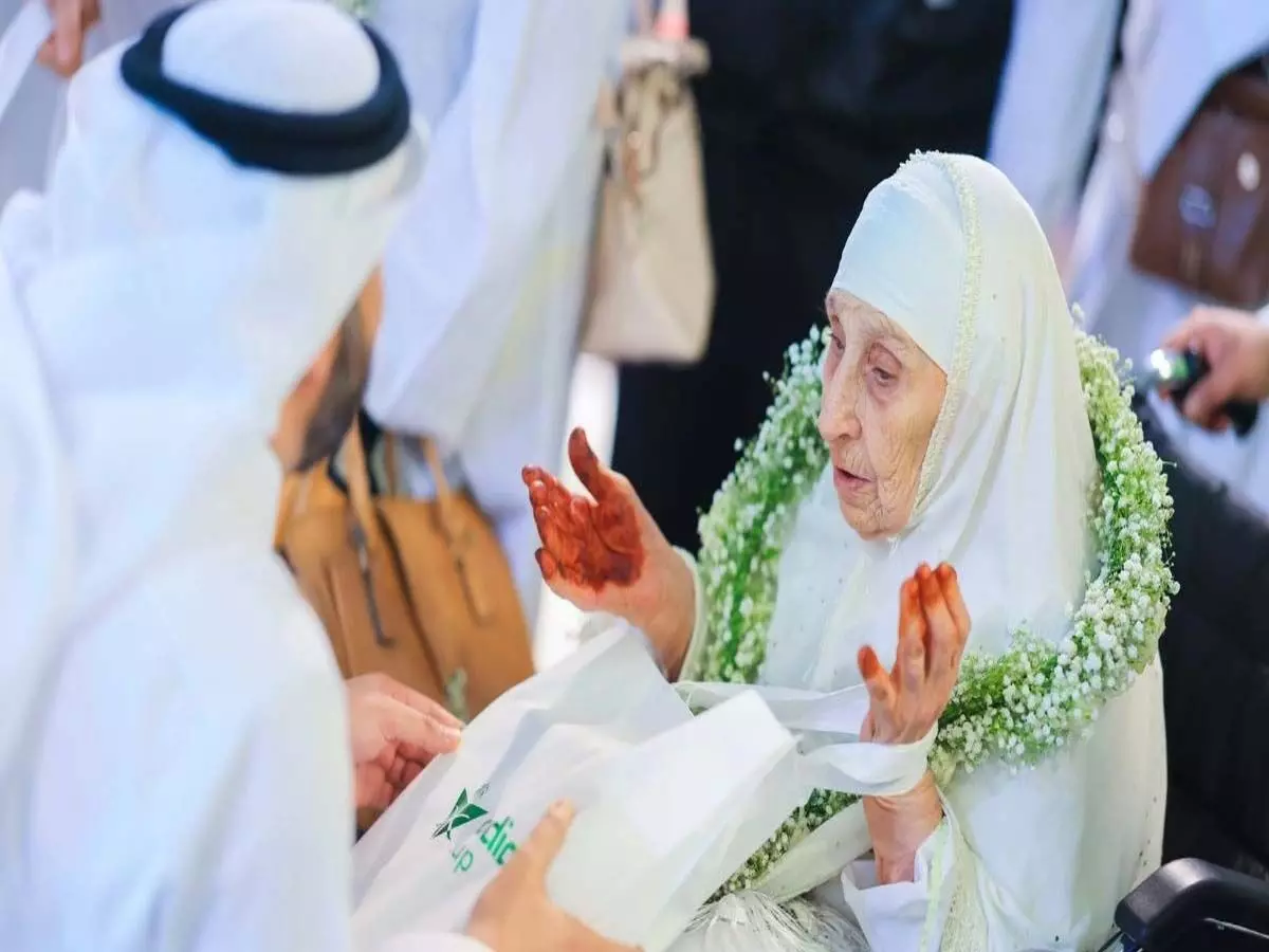 Algerian woman : सऊदी अरब ने 130 वर्षीय अल्जीरियाई महिला का किया स्वागत