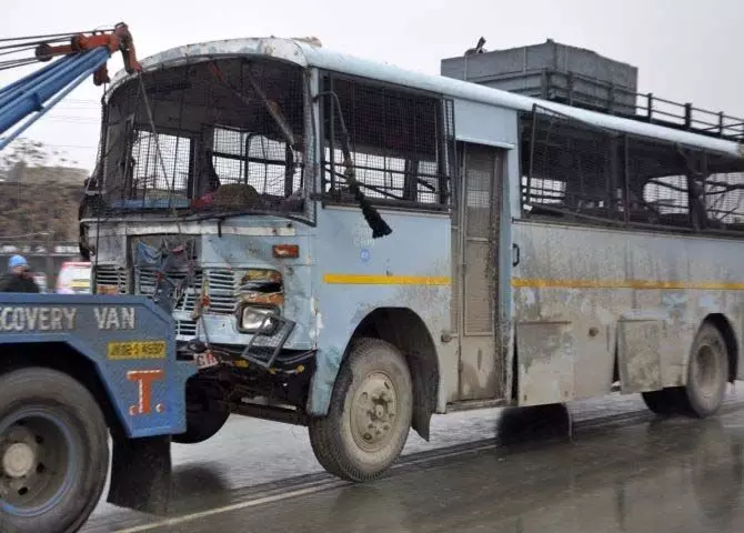 Jammu and Kashmir : सीआरपीएफ की बस में लगाी आग, कोई हताहत नहीं